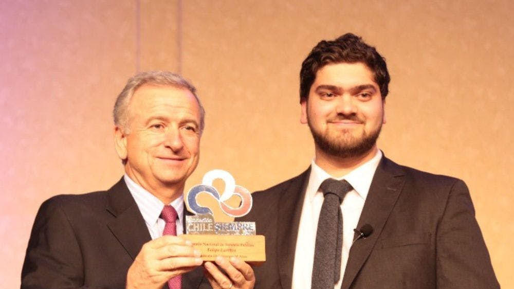 Felipe Larraín recibe premio de la Fundación Chile Siempre