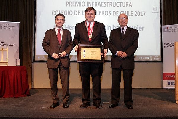 Hernán de Solminihac recibe Premio Infraestructura 2017