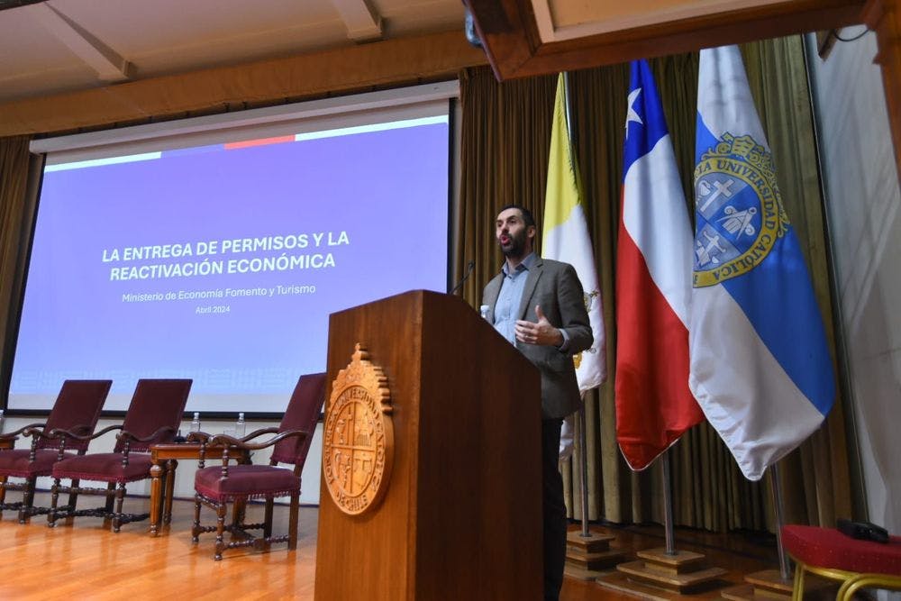 El ministro de Economía, Nicolás Grau dio conocer en seminario de Clapes UC que participará en distintas instancias ligadas a los proyectos de permisología